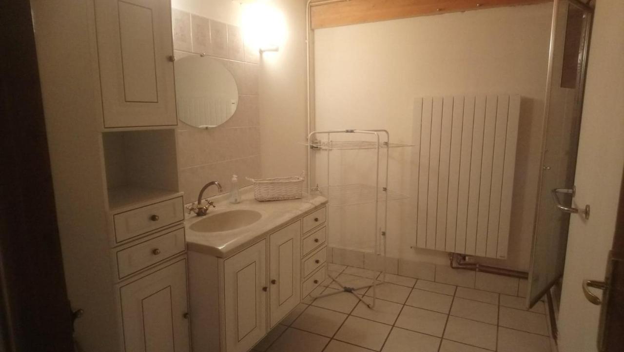 Fermette Typique Auvergnate Dans Son Ecrin D'Eau Et De Verdure Saint-Donat Εξωτερικό φωτογραφία
