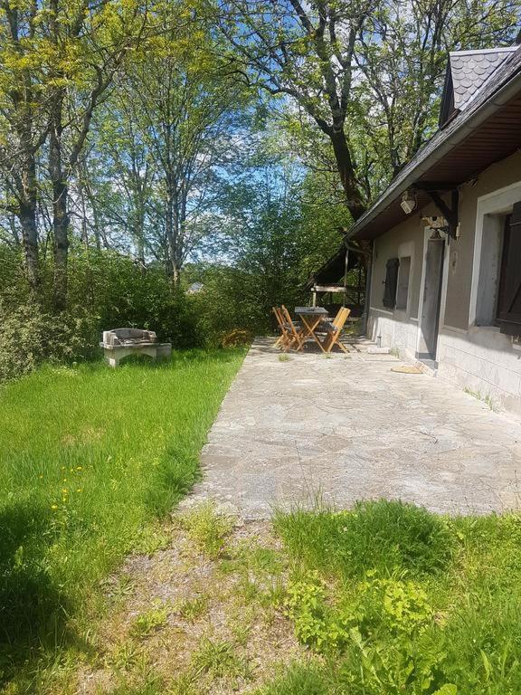 Fermette Typique Auvergnate Dans Son Ecrin D'Eau Et De Verdure Saint-Donat Εξωτερικό φωτογραφία